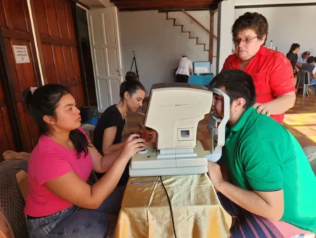 Más de 60 vecinos de Corpus recibieron atención oftalmológica imagen-98