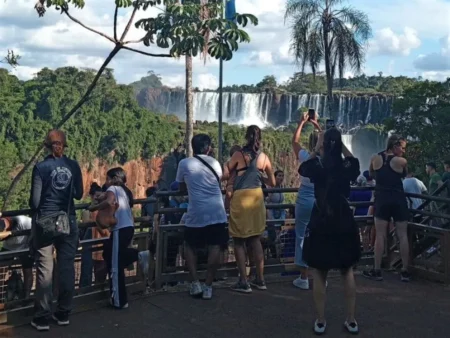 Más de 9 mil turistas visitaron Cataratas este Viernes Santo imagen-108
