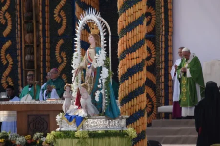 Francisco, otro Papa peregrino: recorrió 66 países y unió culturas y religiones imagen-99