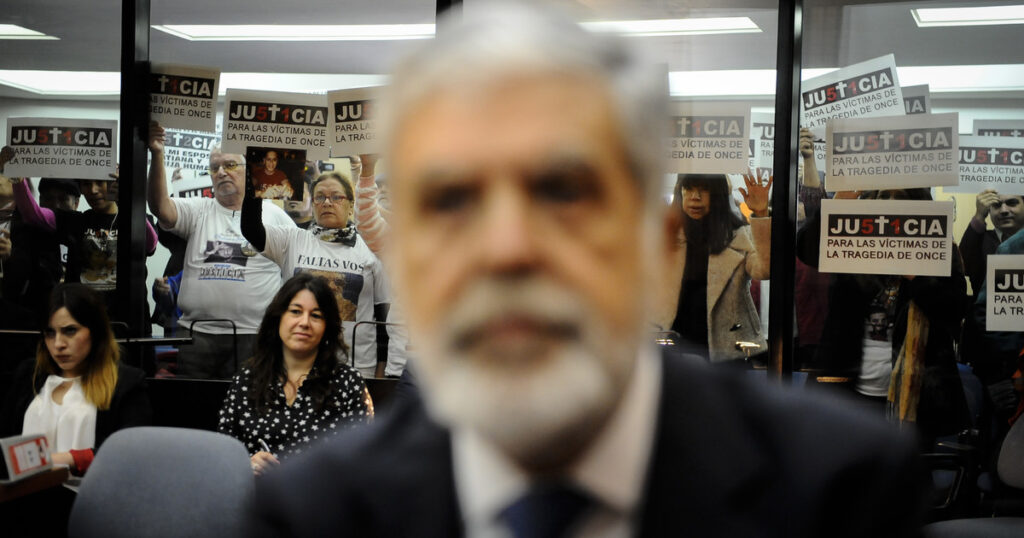 La Cámara de Casación le bajó casi dos años la pena de cárcel a Julio De Vido por la tragedia de Once imagen-97