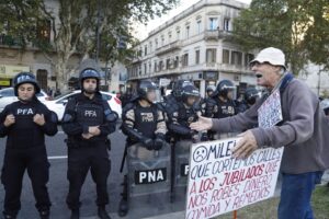 Los jubilados marchan, la Policía reprime imagen-3