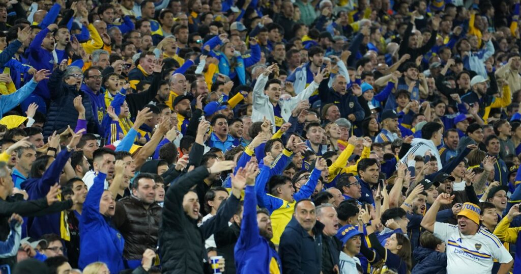 Boca vs Lanús: la Bombonera explotó por primera vez contra Riquelme e insultó a los jugadores y la comisión directiva imagen-97