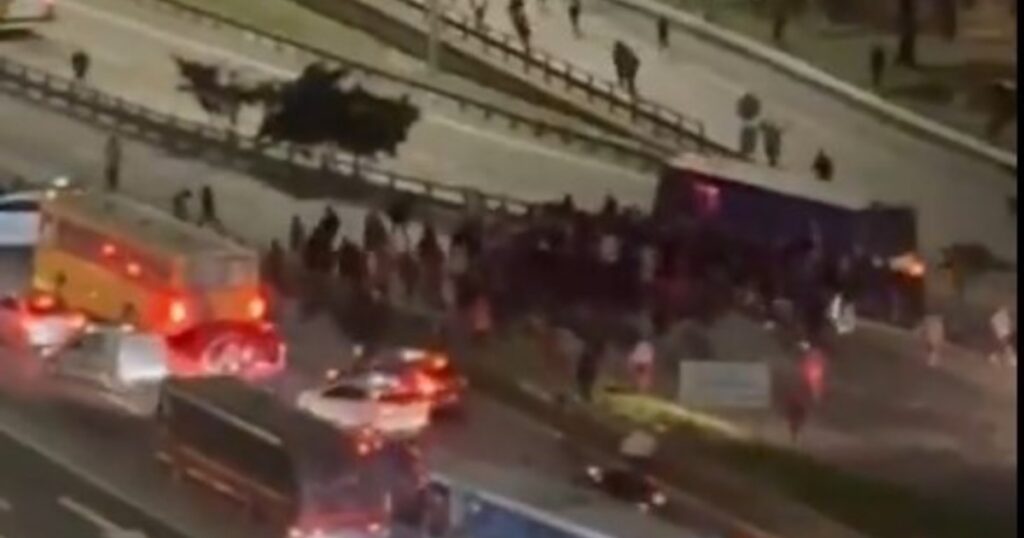 Graves incidentes entre hinchas de River y Platense: hubo corridas en General Paz y pedradas en Vicente López imagen-92
