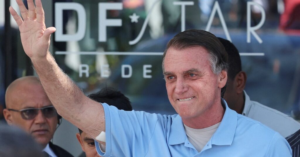 El expresidente de Brasil Jair Bolsonaro sale del hospital tres semanas después de ser operado imagen-5