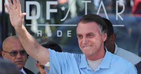 El expresidente de Brasil Jair Bolsonaro sale del hospital tres semanas después de ser operado imagen-14