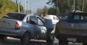 Dos conductores protagonizaron una salvaje pelea en el medio de la calle en Merlo delante de un niño imagen-4
