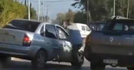 Dos conductores protagonizaron una salvaje pelea en el medio de la calle en Merlo delante de un niño imagen-19
