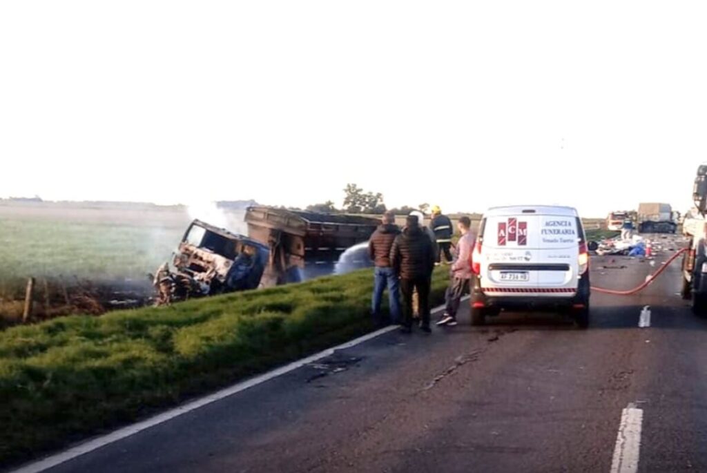 Accidente fatal en Santa Fe: chocaron una ambulancia y un camión en la Ruta 33 y hay dos muertos imagen-84