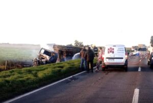 Accidente fatal en Santa Fe: chocaron una ambulancia y un camión en la Ruta 33 y hay dos muertos imagen-3