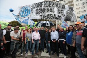 La CGT irá a la Justicia para intentar frenar el decreto de Milei que limita el derecho a huelga imagen-4