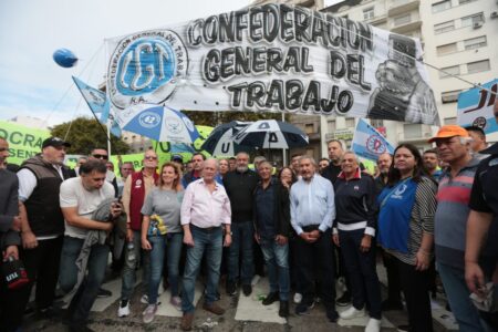 La CGT irá a la Justicia para intentar frenar el decreto de Milei que limita el derecho a huelga imagen-6