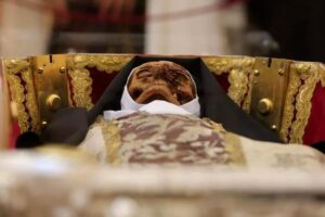 España: el cuerpo de Santa Teresa fue exhibido al público por primera vez en más de 100 años imagen-2