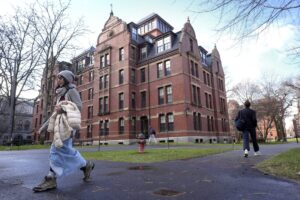 Trump ajusta el cerco y ordena otro recorte millonario a Harvard imagen-2