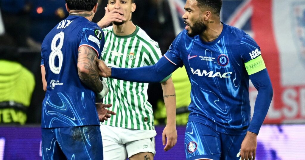 El fuerte encontronazo entre Enzo Fernández y el brasileño Antony en la final de Conference imagen-5