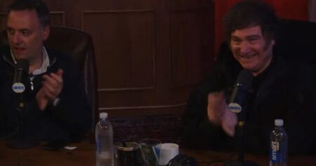Seis horas de Javier Milei en el streaming del Gordo Dan: del millón de dólares que se ganó y quiere donar a la obra de teatro que pretende llevar al Muro de Berlín imagen-18