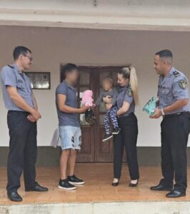 Una nena de 2 años se ahogaba y fue reanimada por policías mientras la llevaban al hospital imagen-2