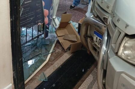 Conductor perdió el control de su vehículo e impactó contra la vidriera de un supermercado imagen-115