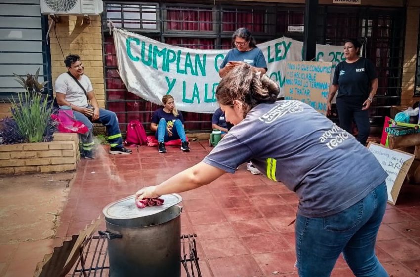 Cartoneros acampan frente a la Municipalidad de Puerto Iguazú: exigen respuestas al intendente imagen-64