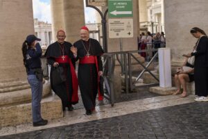 Expectativa e incógnitas a horas del inicio del cónclave: los cardenales apuntan a otro “papa pastor” imagen-4
