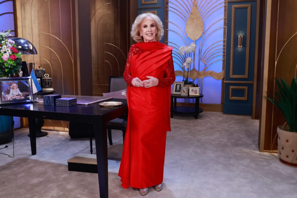 La noche de Mirtha. Del llamativo look de la Chiqui a su impresión sobre el nuevo papa León XIV imagen-5