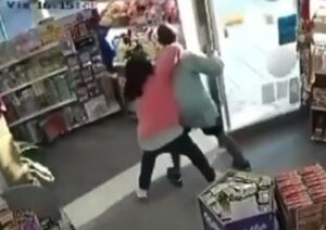 Cuatro mujeres enfrentaron a un delincuente que las quiso robar dentro de una librería imagen-1