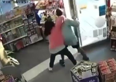 Cuatro mujeres enfrentaron a un delincuente que las quiso robar dentro de una librería imagen-8