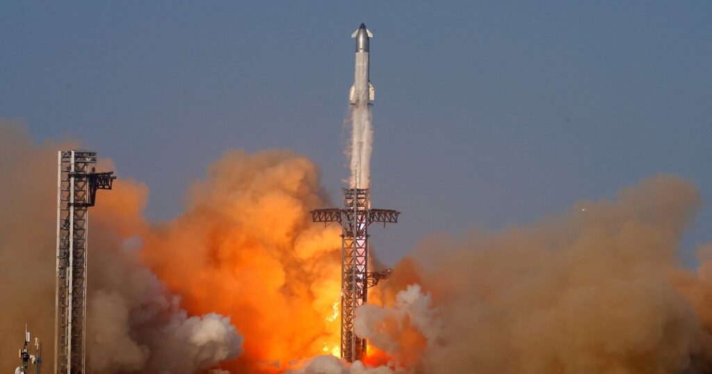 El cohete Starship de SpaceX sufrió un "desmontaje imprevisto” poco después de su despegue y estalló por tercera vez consecutiva imagen-4