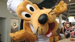 Se llamaba Javier Cruz, era Pluto y murió atropellado en el desfile 'Comparte un sueño hecho realidad' de Disney World imagen-3