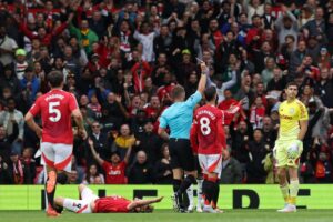 La expulsión de Emiliano Martínez en Old Trafford y una posible despedida de Aston Villa imagen-1