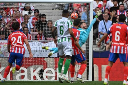 El golazo de tiro libre de Julián Álvarez para Atlético de Madrid ante Betis imagen-7