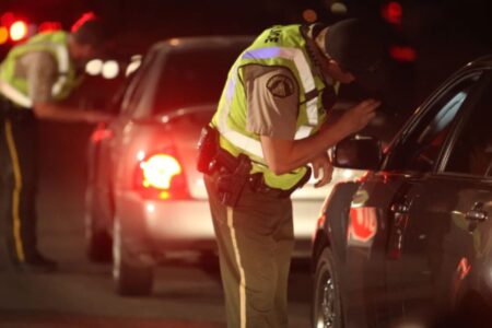 El famoso latino de Univisión que fue detenido en Florida por una grave infracción y podría perder su licencia imagen-8
