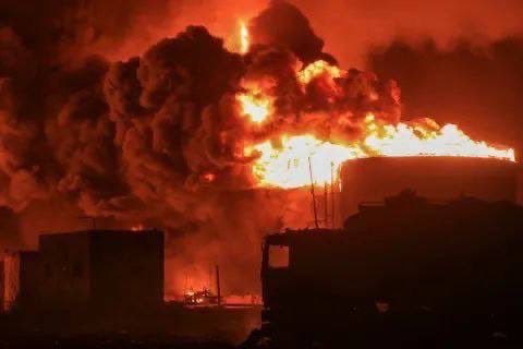 Israel y EE.UU. bombardean posiciones hutíes en Yemen tras el ataque con misiles cerca del aeropuerto de Tel Aviv imagen-95