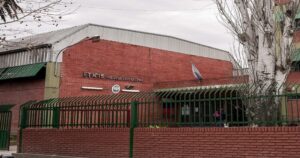 Tardanzas, goteras y máquinas sin batería: las dificultades para votar en una escuela del sur porteño imagen-4