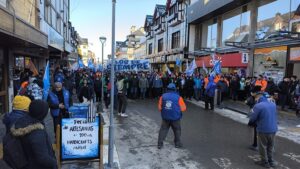 Trabajadores de Tierra del Fuego paran y marchan contra las medidas arancelarias del gobierno nacional imagen-4