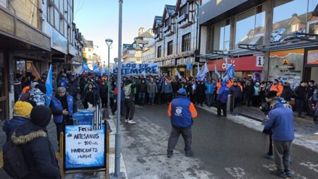 Trabajadores de Tierra del Fuego paran y marchan contra las medidas arancelarias del gobierno nacional imagen-7
