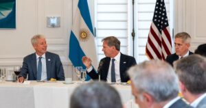 Una visita de alto perfil en la embajada argentina en Washington y el interés de Estados Unidos por Vaca Muerta imagen-4