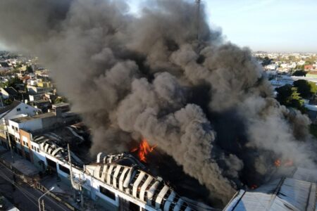 Video | Un incendio arrasa con una pañalera: colapsó el techo y evacuaron a los vecinos imagen-8