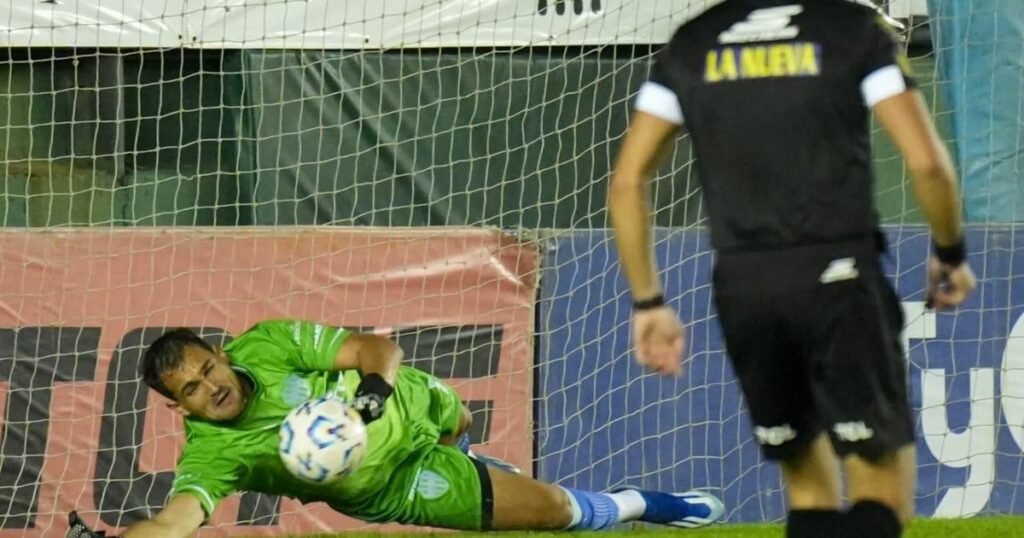 Video: un ex River erró un penal y Arsenal extendió su increíble racha sin triunfos imagen-41