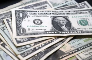 Por la falta de pesos en el circuito informal, el dólar blue se transformó en el más barato del mercado imagen-1