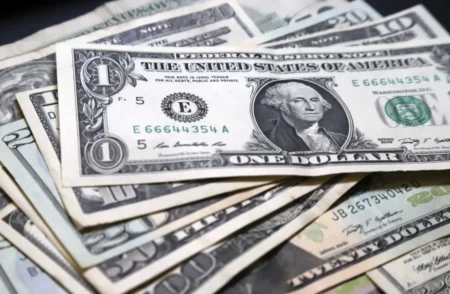 Por la falta de pesos en el circuito informal, el dólar blue se transformó en el más barato del mercado imagen-13
