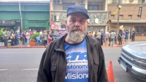 Docentes judicializados por reclamar salarios volvieron a concentrarse frente al Juzgado de Instrucción N°6 en Posadas imagen-3