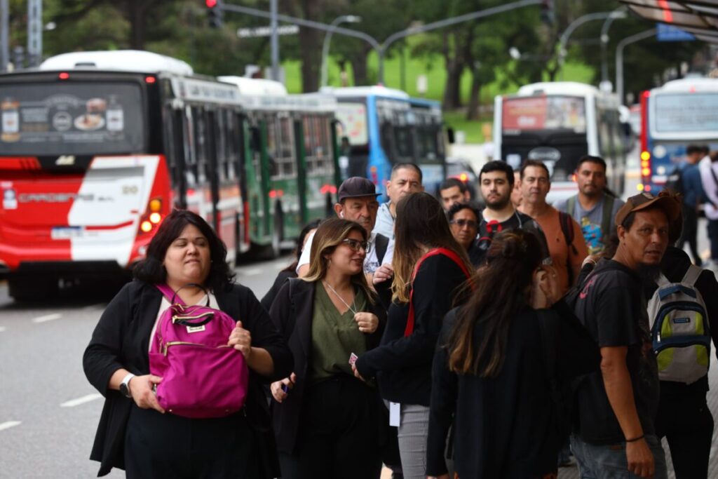 El gremio de colectiveros confirmó el paro de 24 horas para este martes y el Gobierno lo califica de “extorsivo” imagen-95