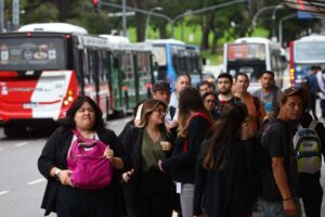 El gremio de colectiveros confirmó el paro de 24 horas para este martes y el Gobierno lo califica de “extorsivo” imagen-2