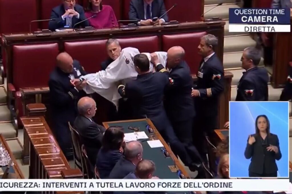 El insólito momento en que un diputado italiano irrumpió en el Parlamento disfrazado de fantasma y fue expulsado imagen-88