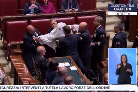 El insólito momento en que un diputado italiano irrumpió en el Parlamento disfrazado de fantasma y fue expulsado imagen-5
