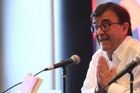 Javier Cercas en la Feria del Libro: “La Iglesia nunca había abierto tanto sus puertas a un escritor” imagen-9