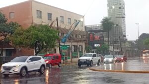 El temporal soltó la bandera del mástil en Mitre y Uruguay imagen-2
