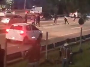 Hinchas de River y Platense se cruzaron en la General Paz y provocaron incidentes con corridas y piedrazos imagen-1