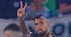 La insólita expulsión de Arturo Vidal: cargó a los hinchas de Racing con las Copas América que ganó con Chile y se llevó la roja en la Libertadores imagen-3