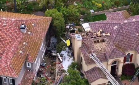 Una avioneta se estrelló contra dos casas en California y murió el piloto imagen-10